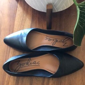 Black leather Zodiac pointy flats